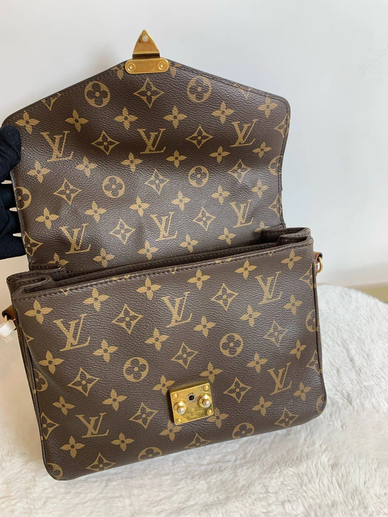 LOUIS VUITTON Monogram Canvas Messenger Bag Brown
