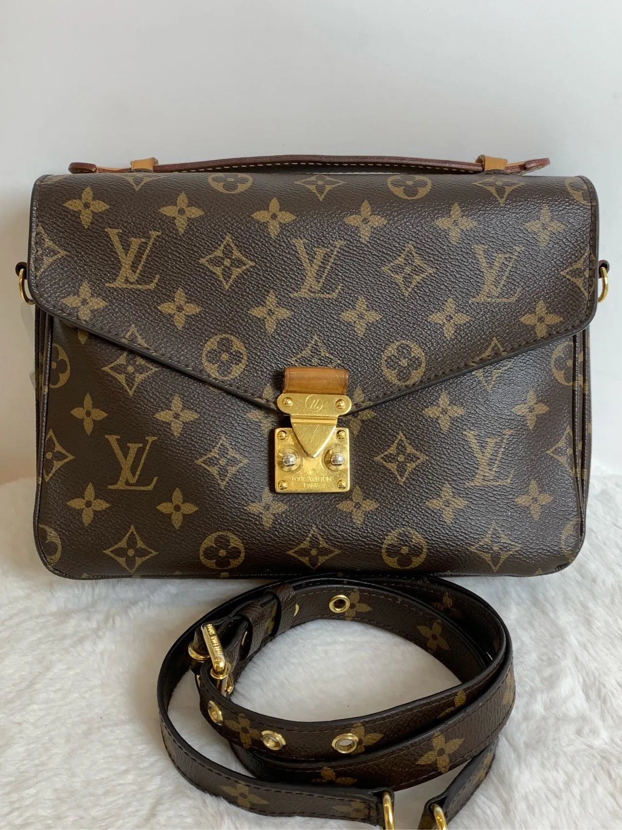 LOUIS VUITTON Monogram Canvas Messenger Bag Brown