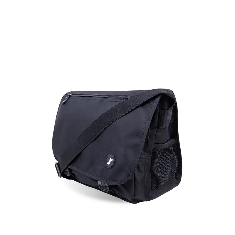 Terry Messenger bag in Black