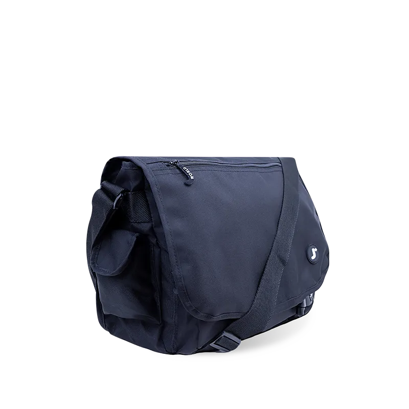 Terry Messenger bag in Black