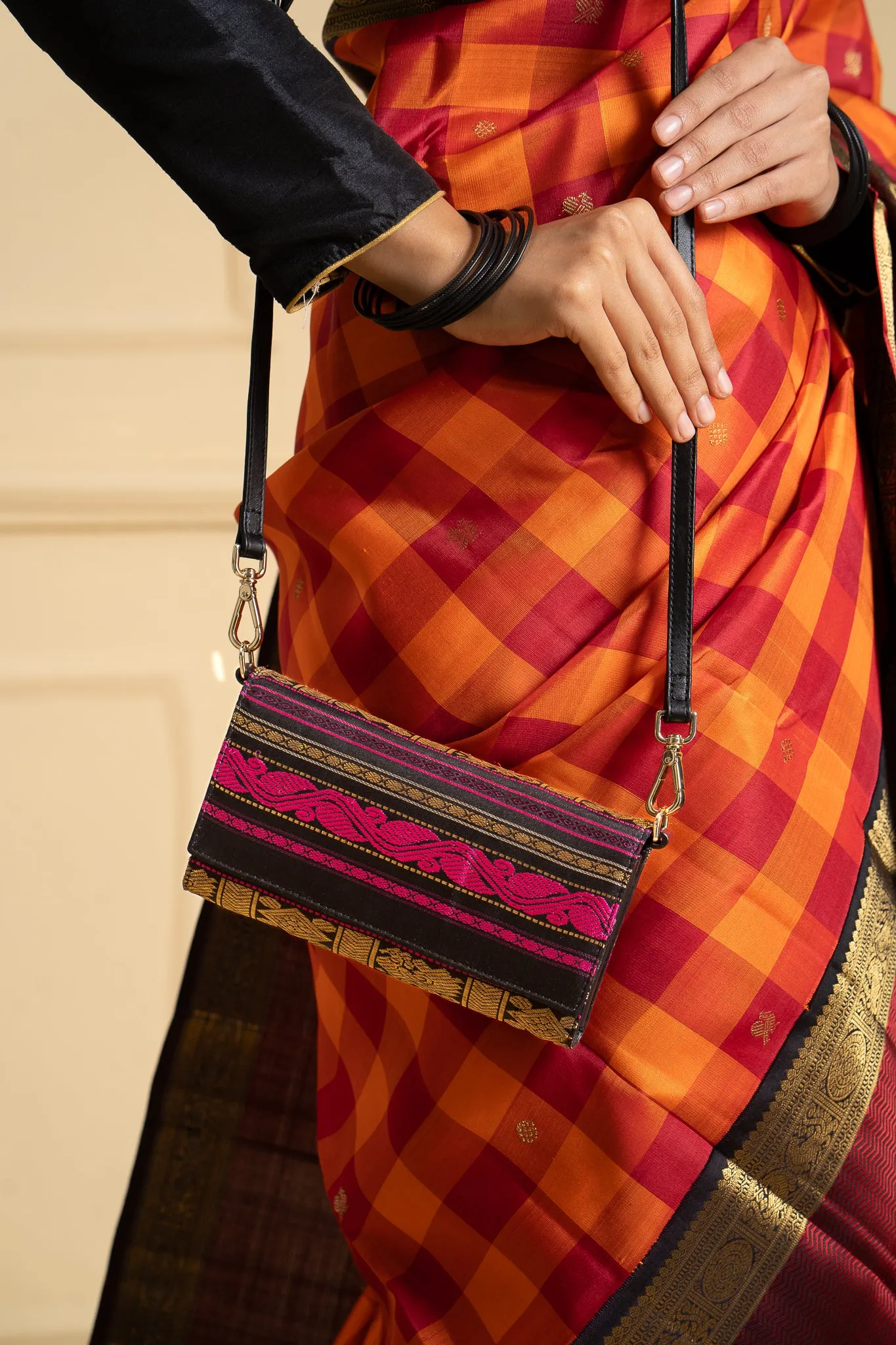 Vana Pure Zari Varaisaipettu Sling Bag Black & Black