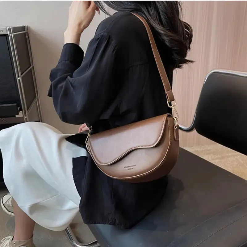 Veloria™ Vintage Saddle Shoulder Bag